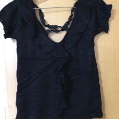 黒トップスの画像