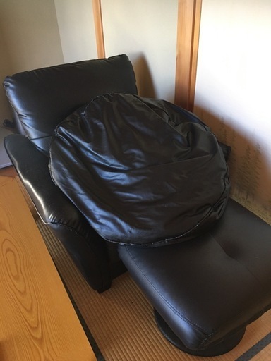 黒のソファ　オットマン付き
