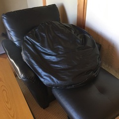 黒のソファ　オットマン付き