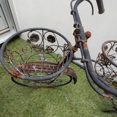 アイアンの鉢置き台の画像