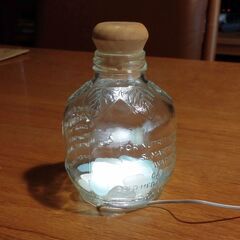 空き瓶にLEDを付けたテーブル・ランプ（自作品） マルティネリ・...