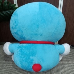 ★［F1784］〈中古品〉ドラえもん　ぬいぐるみ　寸法　幅(手の部分)約75㎝  高さ約70㎝  厚み約40㎝の画像