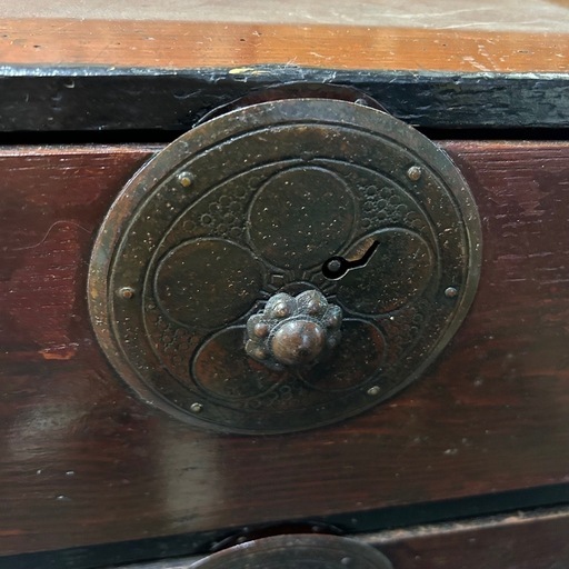 k0902601 アンティーク家具 小箪笥 丸金具 時代箪笥 和家具 チェスト 置台 昭和レトロ 古家具 仙台箪笥 古民具 漆塗り 鍵