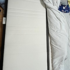 IKEAクイーンベッドの画像