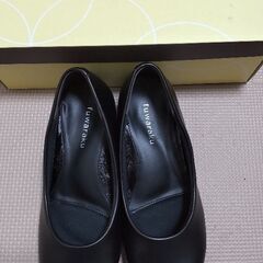 黒　パンプスの画像