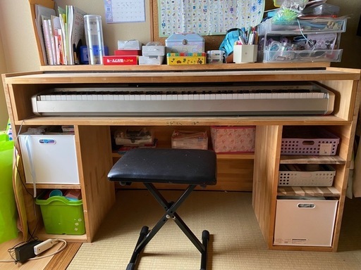 電子ピアノとデスクのセット