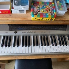 電子ピアノとデスクのセットの画像