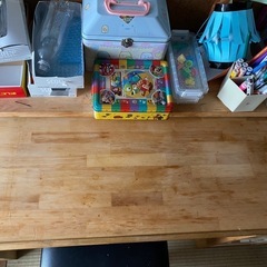 電子ピアノとデスクのセットの画像