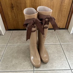 ベージュのレインブーツ×茶色リボンの画像