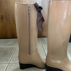 ベージュのレインブーツ×茶色リボンの画像