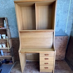 古びた作業机（ライト付き）