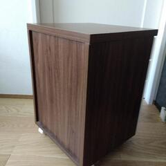 キャスター付きチェストの画像
