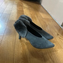 新品グレーパンプスの画像