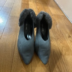新品グレーパンプス