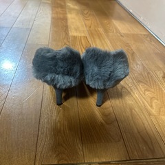 新品グレーパンプスの画像