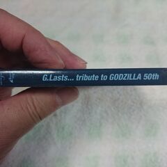 □　G.lasts Tribute To Godzilla 50th　　世界的に有名な伊福部昭氏の「ゴジラのテーマ」をカヴァー、リミックス、この映画のために書き下ろされた新曲など最後を飾るにふさわしい豪華な内容となっています！映画の挿入歌に決定しているSum 41の“ウィア・オール・トゥ・ブレイム”をはじめケミカル・ブラザーズ、キース・エマーソン、フーバスタンク、ゼブラヘッド、ステレオラヴ、Low IQ 01などのほか超大物が参加した豪華なアルバム！の画像