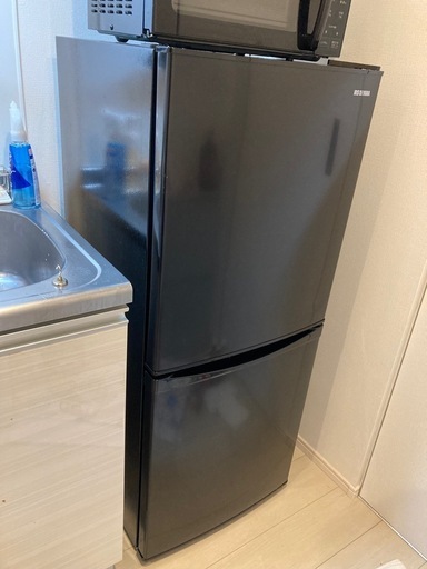 【ほぼ新品】アイリスオーヤマ 冷蔵庫 142L 小型 一人暮らし 幅50cm 大容量 冷凍室 静音設計 省エネ基準達成率103% 右開き ブラック IRSD-14A-B