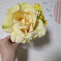 黄色のブーケとブートニアの画像