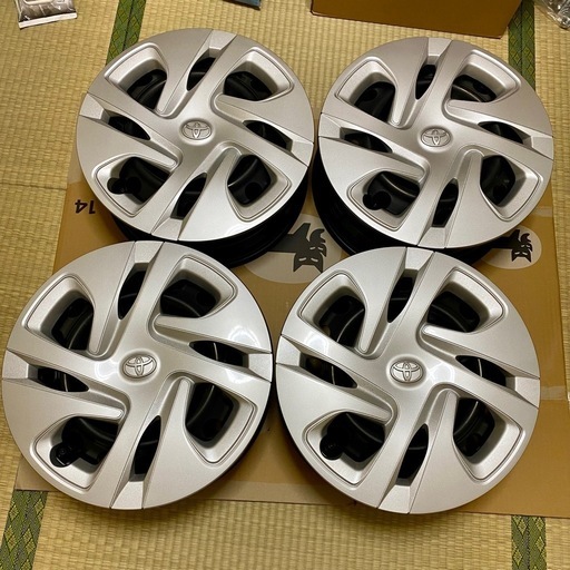 トヨタ　新型アクア　純正　１５インチ ４穴