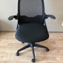 ゲーミングチェア黒色アップダウン10cm程度可能の画像