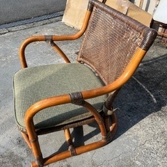籐製の椅子ですの画像