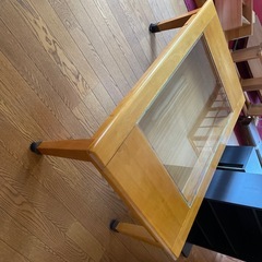 ガラステーブルの画像
