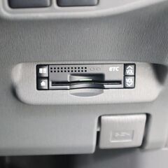 お問合せの多いおくるま🚗トヨタ プリウス  Ｓ❗の画像