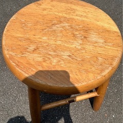 木製丸イスの画像