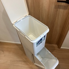 取引中 スリムタイプのゴミ箱　分別の画像