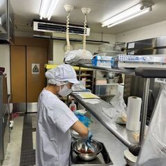 10月オープン！＼週2〜OK！／3、4時間の短時間OK！無資格・未経験でもサポートがあるので安心！【調理スタッフ】　の画像