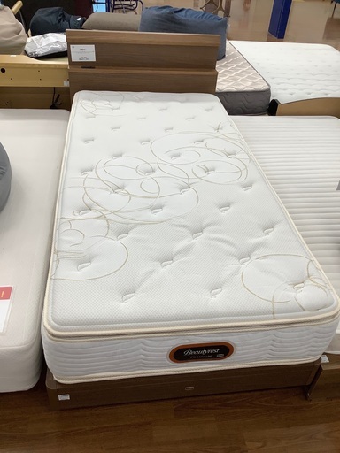 シングルベッド　Simmons ゴールデンバリューピロートップマットレス付　77,000円