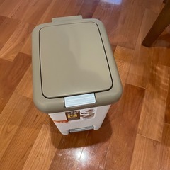 ペール式ゴミ箱　ペダル式