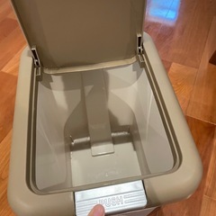 ペール式ゴミ箱　ペダル式の画像
