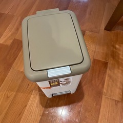ペール式ゴミ箱　ペダル式の画像