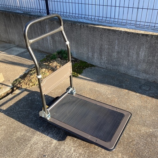 荷物を運ぶ台車