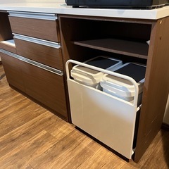 ニトリキッチンカウンター（食器棚）の画像