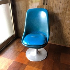 レトロなブルーチェア