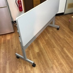 事務用として使える業務机と椅子