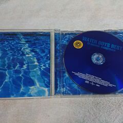 □　WATER BOYS BEST -TV オリジナル･サウンドトラック　劇中のシンクロナイズド・スイミング時に使用された洋邦の名曲を中心に、書き下ろし劇伴新曲、さらに過去作使用曲も収録されている。の画像