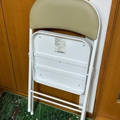 折りたたみ椅子の画像