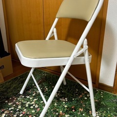 折りたたみ椅子の画像