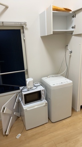 洗濯機、電子レンジ、冷蔵庫、お湯ポット、折りたたみテーブル