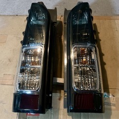 200系ハイエーススモークテールランプ左右セット中古(商談中)