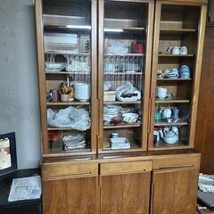 実家片付け中です。家具、食器などまだ残っています。