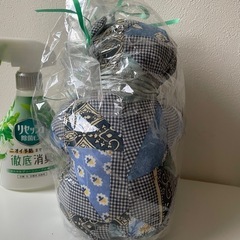 ハンドメイドクマのぬいぐるみパッチワークの画像