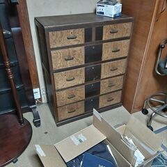 実家片付け中です。家具、食器などまだ残っています。②