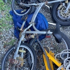 錆びた折り畳み　自転車