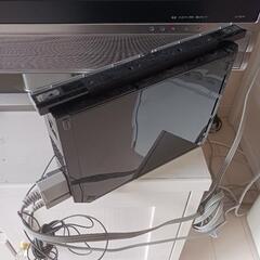 半袖Tシャツ、ズボン、ゲームソフトの画像