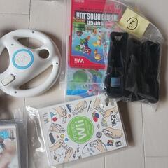 半袖Tシャツ、ズボン、ゲームソフトの画像