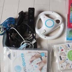 半袖Tシャツ、ズボン、ゲームソフトの画像